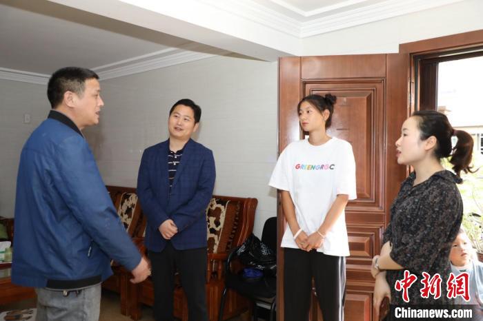 埭溪镇残联上门看望郑晨欣家人 王琪 摄 埭溪镇残联上门看望郑晨欣家人 王琪 摄