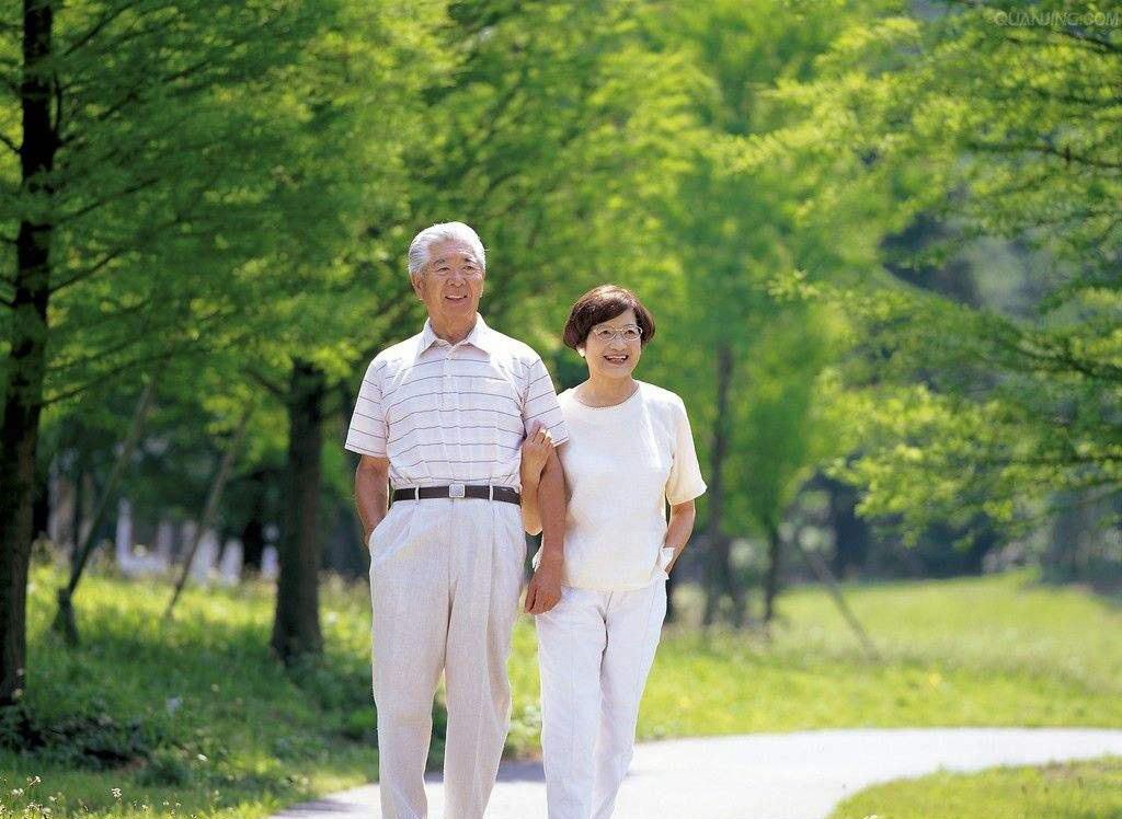 大家要根据气温与天气来决定衣服的穿着。只要手脚是暖和的，衣服穿的就是合适的。合适的穿着，可以让机体免疫力能得到最大发挥，抗病能力更强，睡眠质量更高。