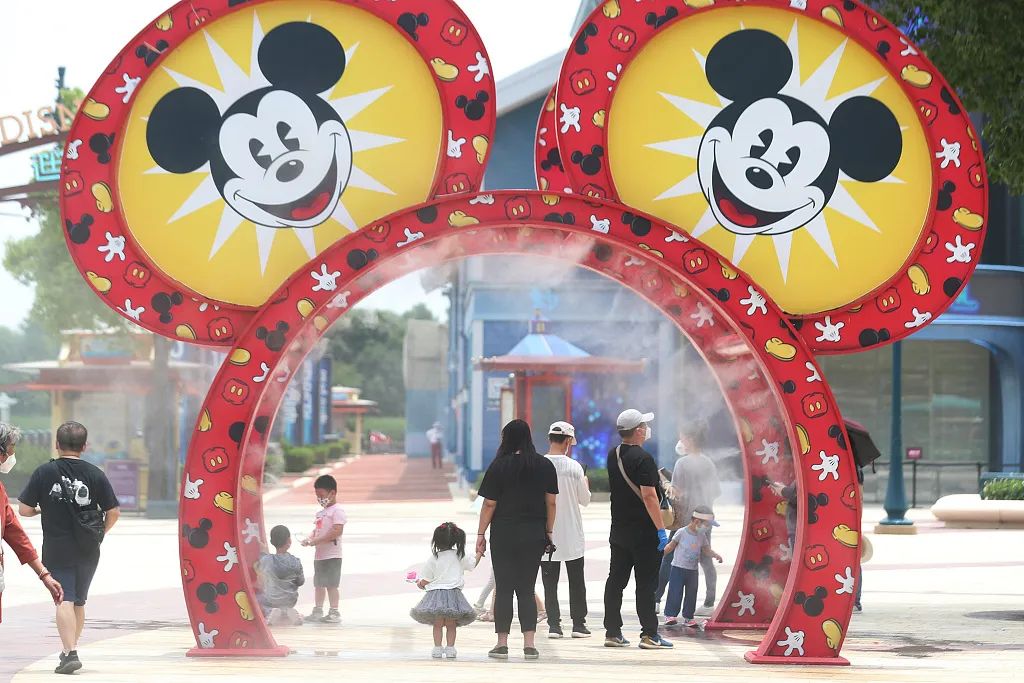 2022年6月16日，上海迪士尼小镇恢复运营，迎来首批民众购物游玩。中新社记者 张亨伟 摄