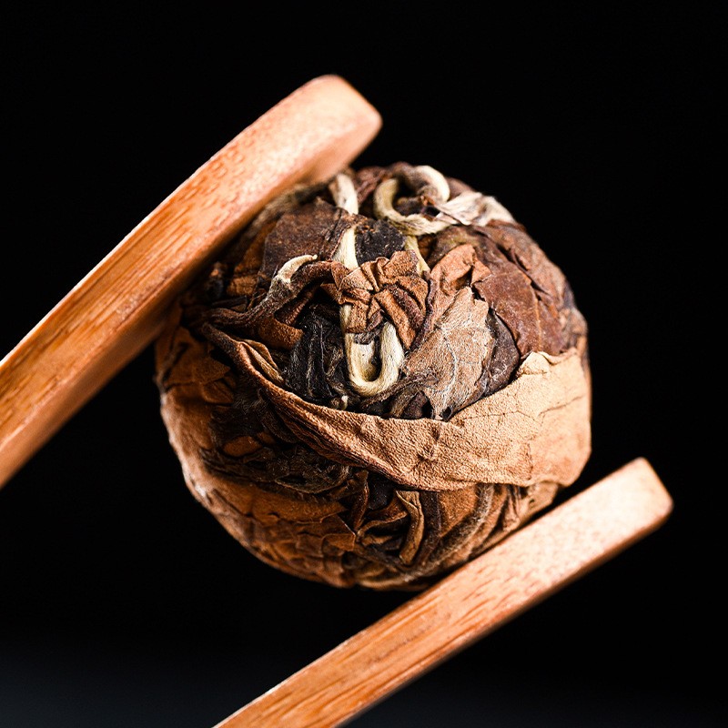 云南老树白茶龙珠老树茶月光白龙珠月光美人大叶种晒青茶现货批发图3