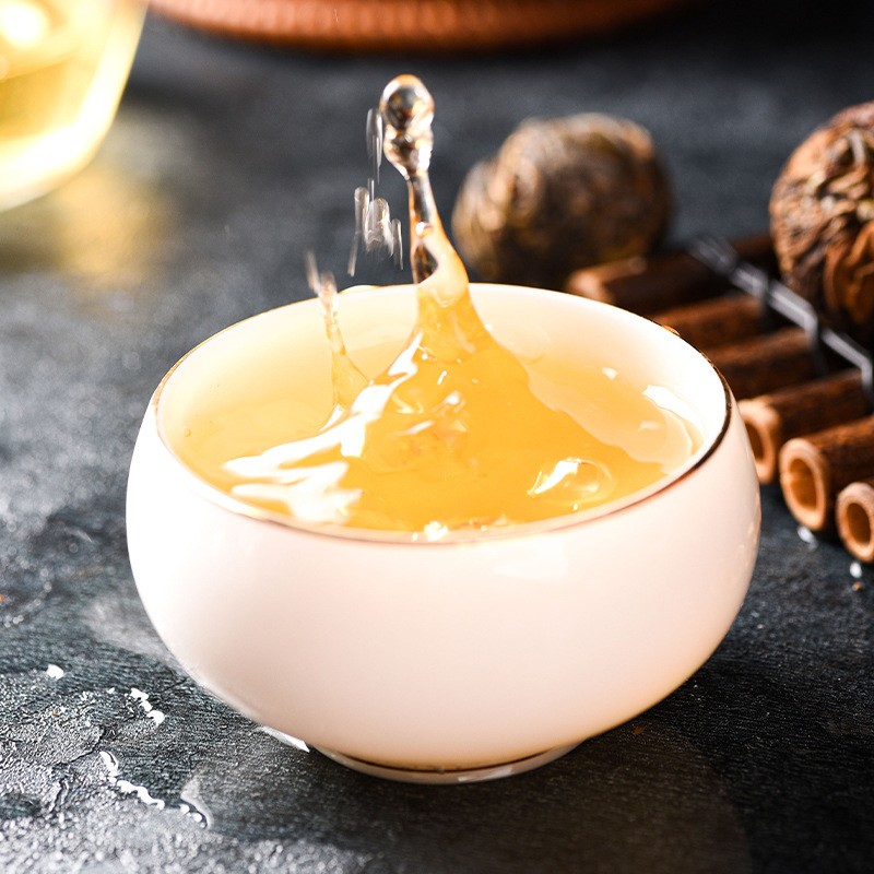 云南老树白茶龙珠老树茶月光白龙珠月光美人大叶种晒青茶现货批发图4